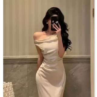 Photo 3 of Váy dài trễ vai lụa trắng nữ