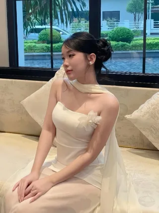 Ảnh 1 của Đầm dạ hội lụa kem một vai H.I.U