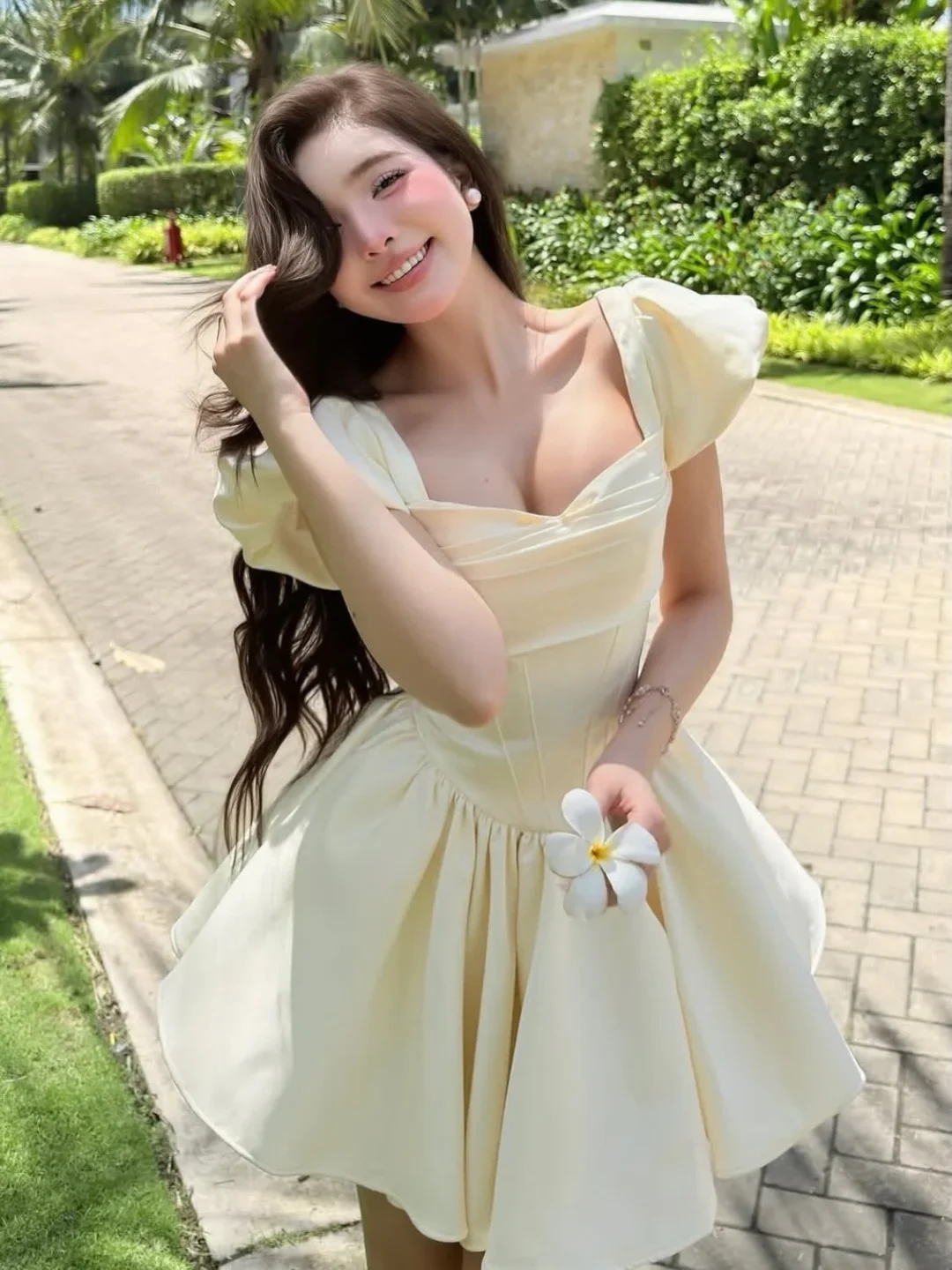 Photo 2 of Đầm satin kem tay phồng Darling.ism