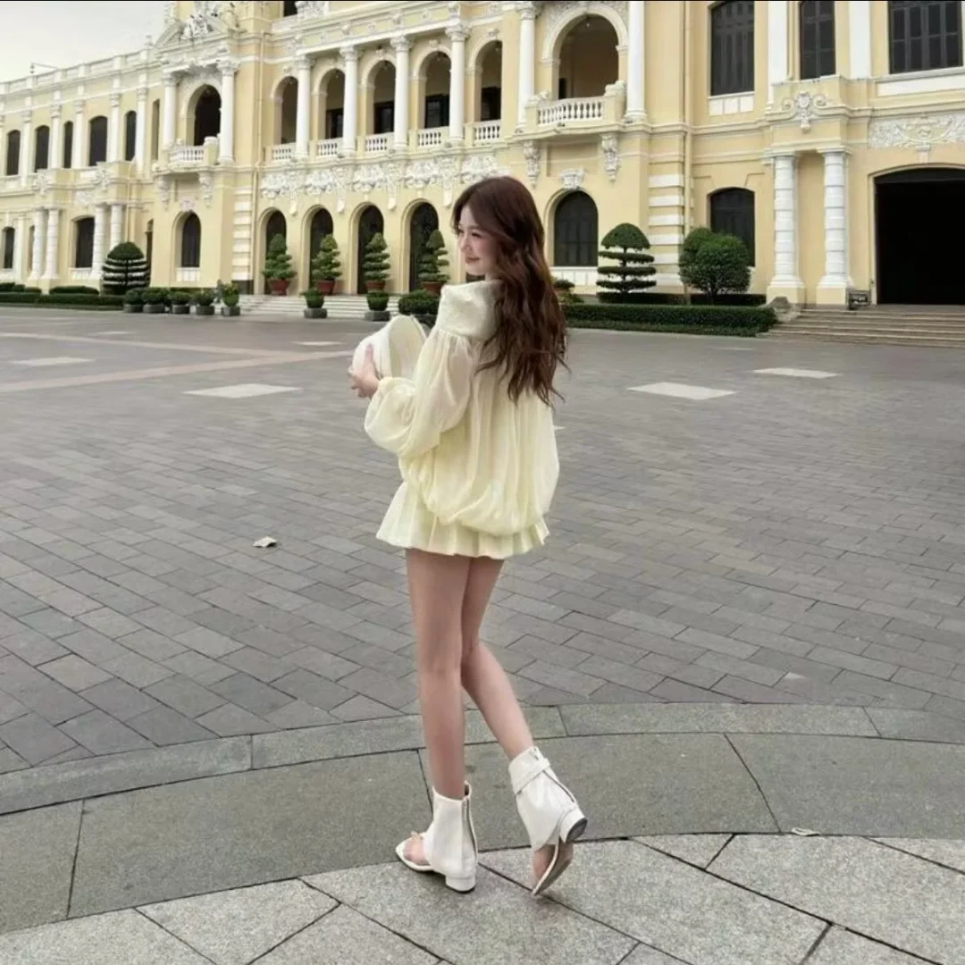 Photo 2 of Set áo crop top váy ngắn màu kem nữ