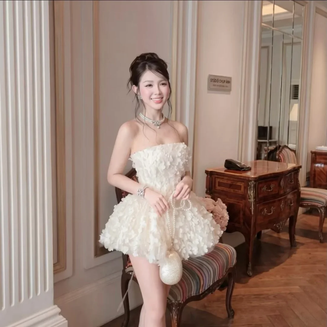 Photo 1 of Đầm trắng strapless hoa nổi sang trọng
