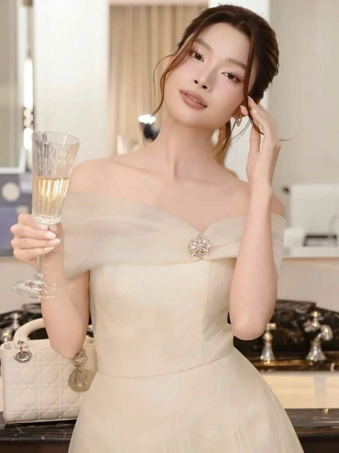 Photo 7 of Váy dạ hội voan kem trễ vai nữ