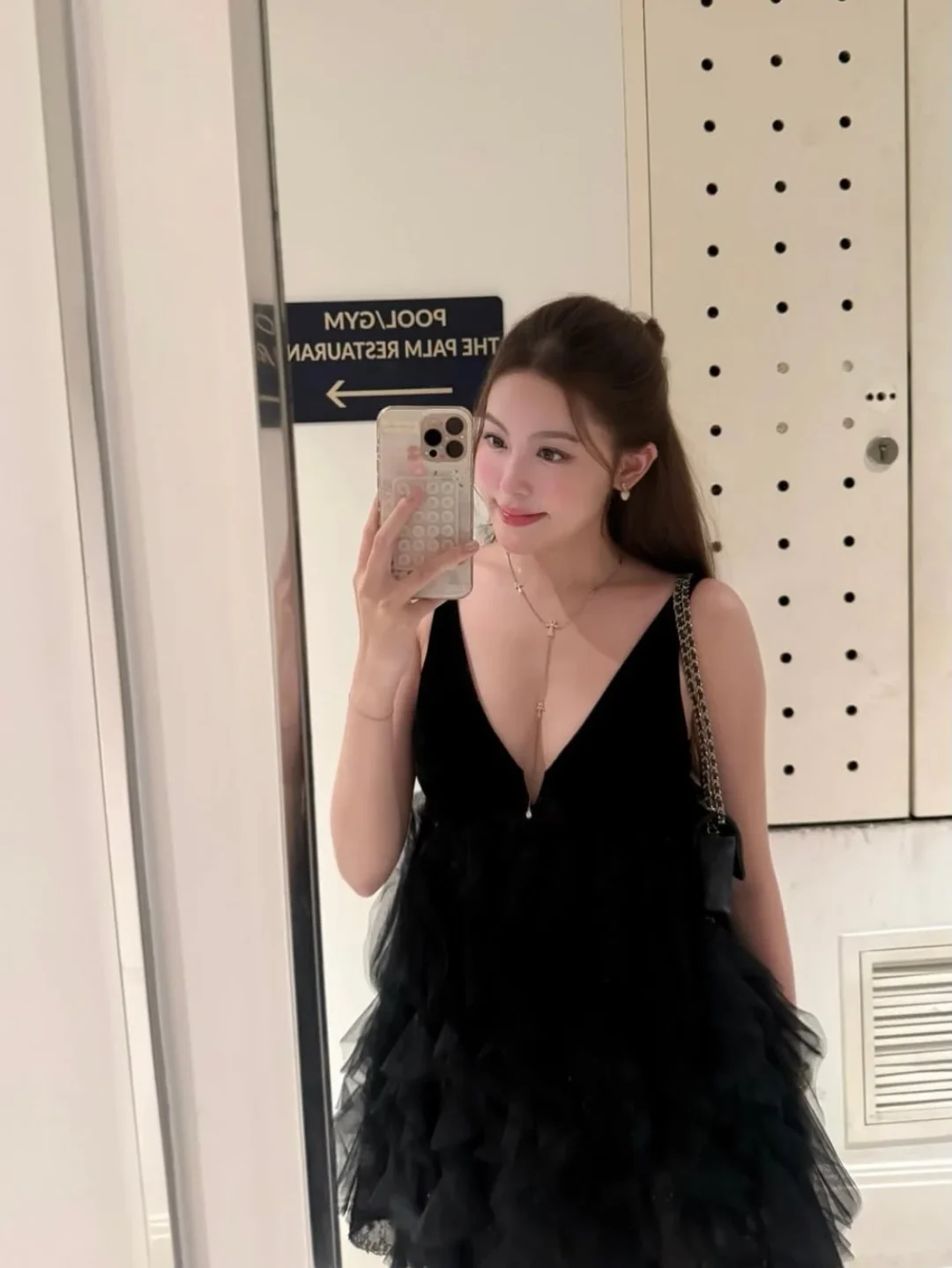 Photo 2 of Đầm mini nhung đen OLV thiết kế