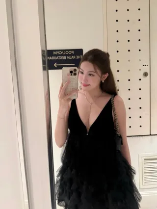 Photo 2 of Đầm mini nhung đen OLV thiết kế