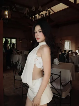 Photo 4 of Đầm yếm ren trắng Maikaa thiết kế nữ