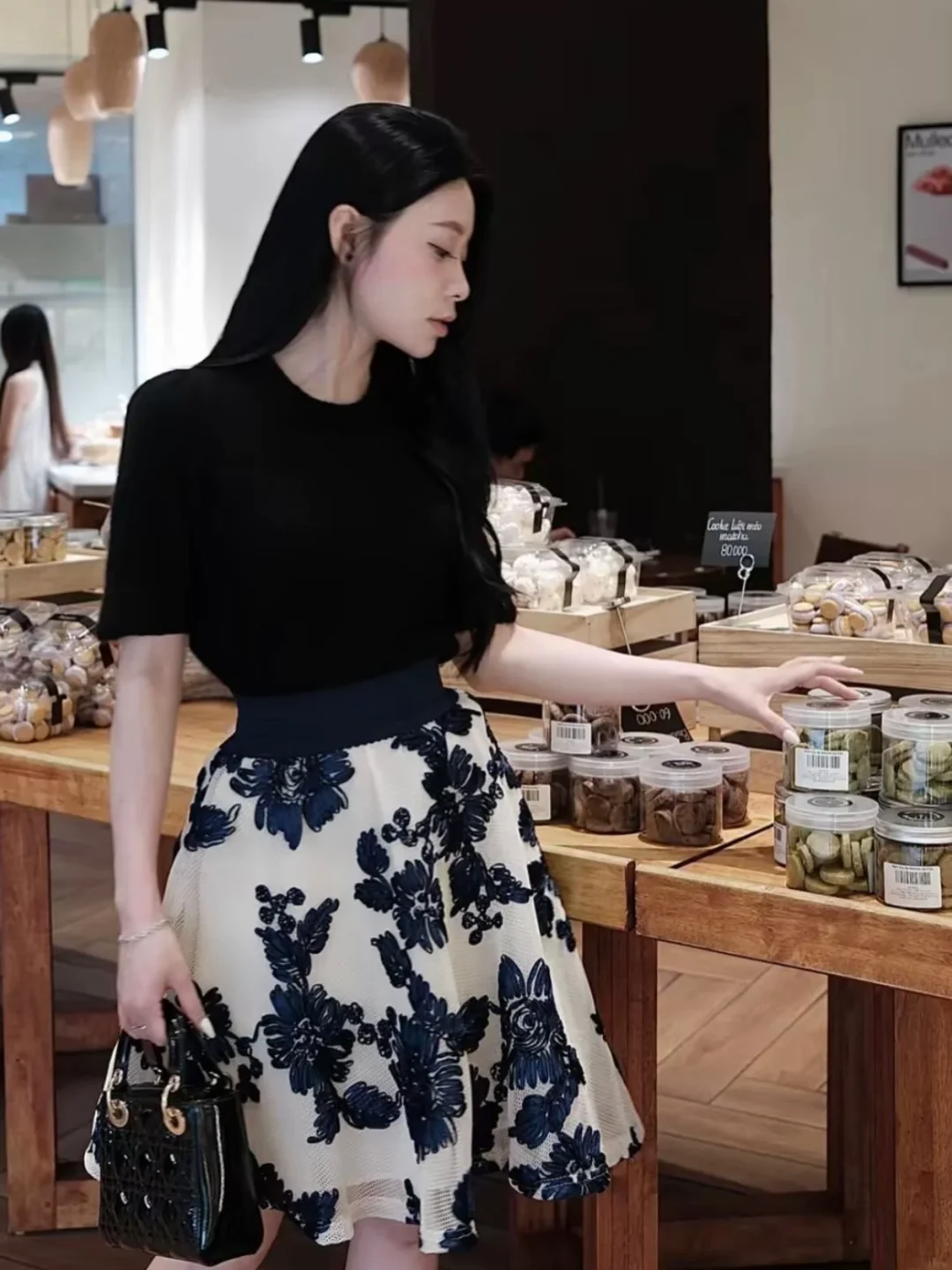 Photo 3 of Set áo đen chân váy hoa thiết kế nữ