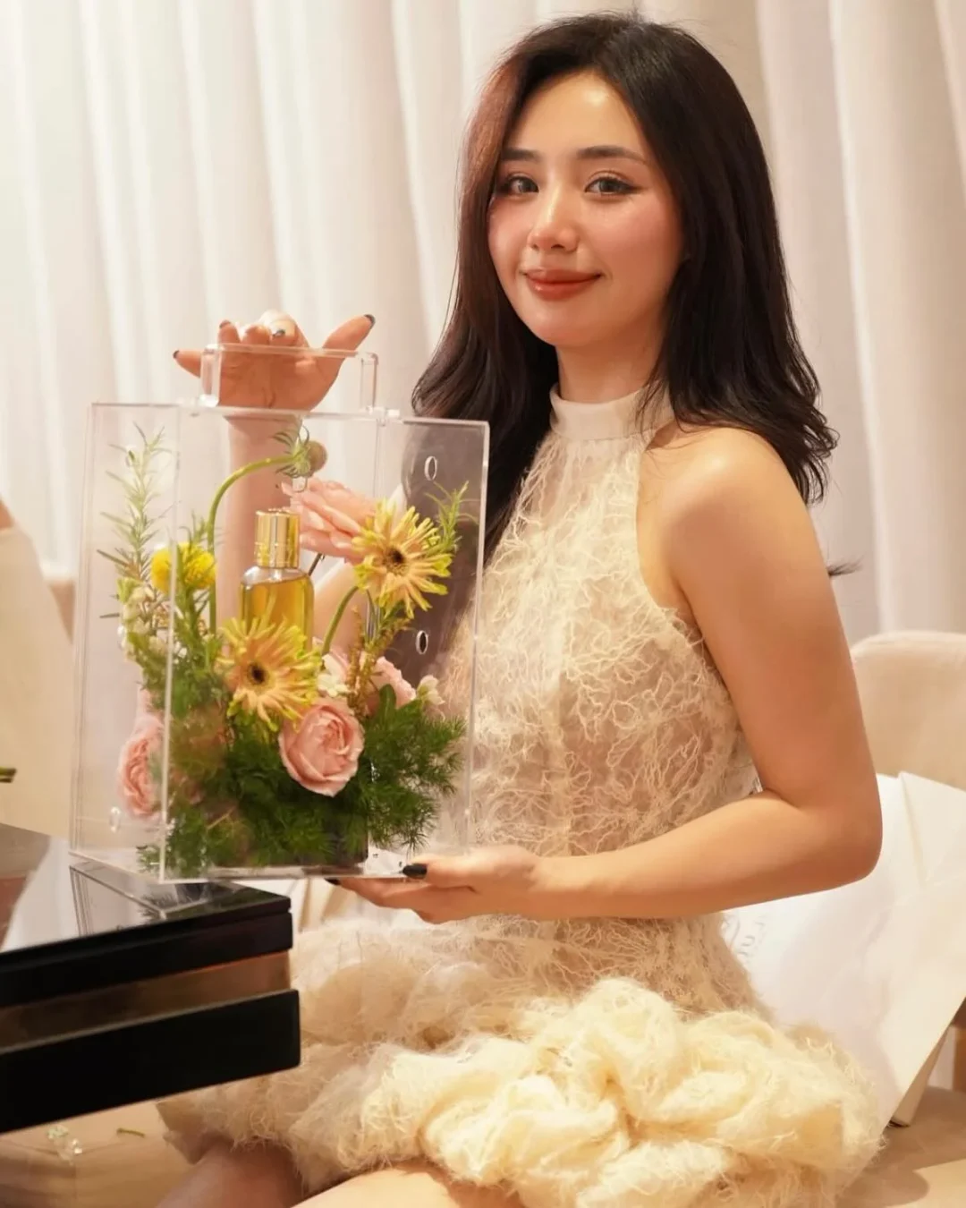 Photo 6 of Đầm ren mini lông vũ kem Ononmade