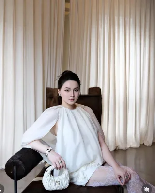 Photo 3 of Set áo váy trắng hoa nổi Crushie nữ