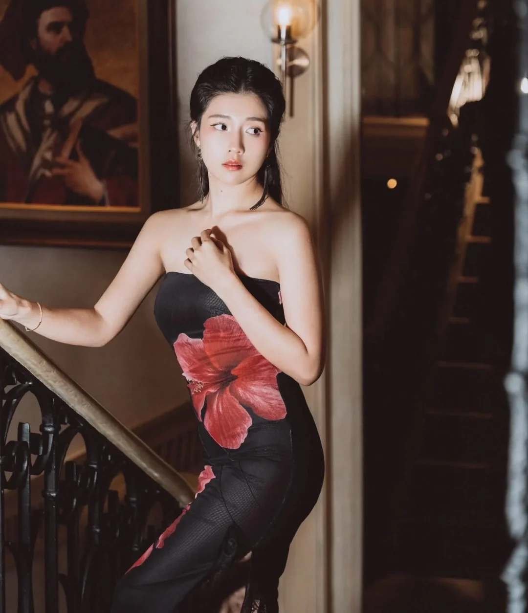Photo 2 of Váy cúp ngực nhung in hoa đỏ Alexis