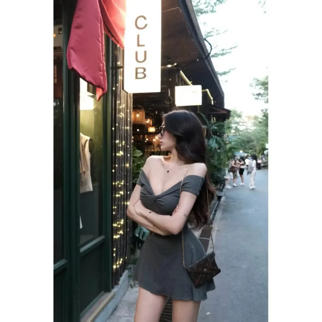 Photo 2 of Đầm mini trễ vai đen size M/L