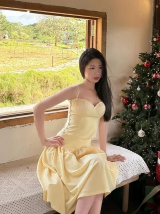 Ảnh 2 của Đầm hai dây lụa vàng thiết kế nữ