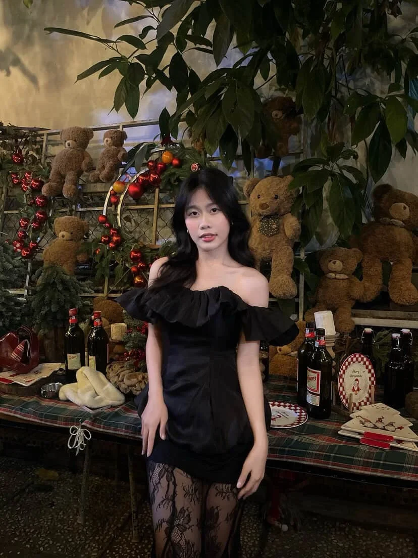 Photo 1 of Đầm đen trễ vai nhún bèo satin nữ