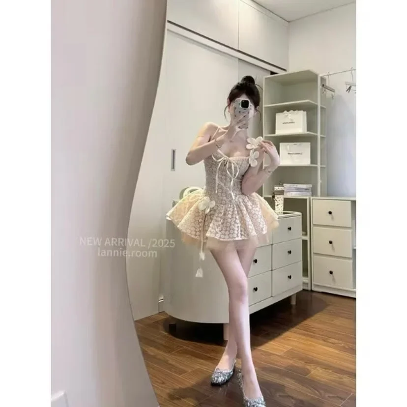 Photo 4 of Đầm corset ren hoa kem bèo nhún nữ