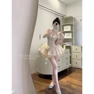 Photo 4 of Đầm corset ren hoa kem bèo nhún nữ