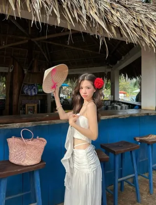 Photo 2 of Set áo quây chân váy trắng cột nơ nữ