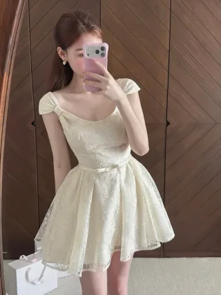 Photo 2 of Váy ren ngắn màu kem nhạt Betti Club