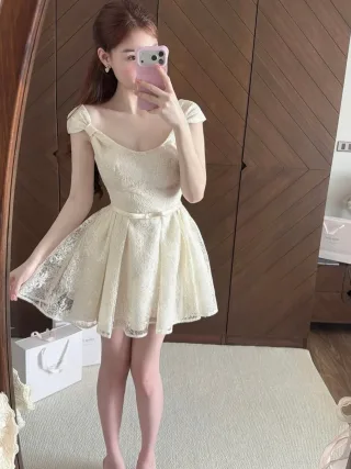 Photo 4 of Váy ren ngắn màu kem nhạt Betti Club