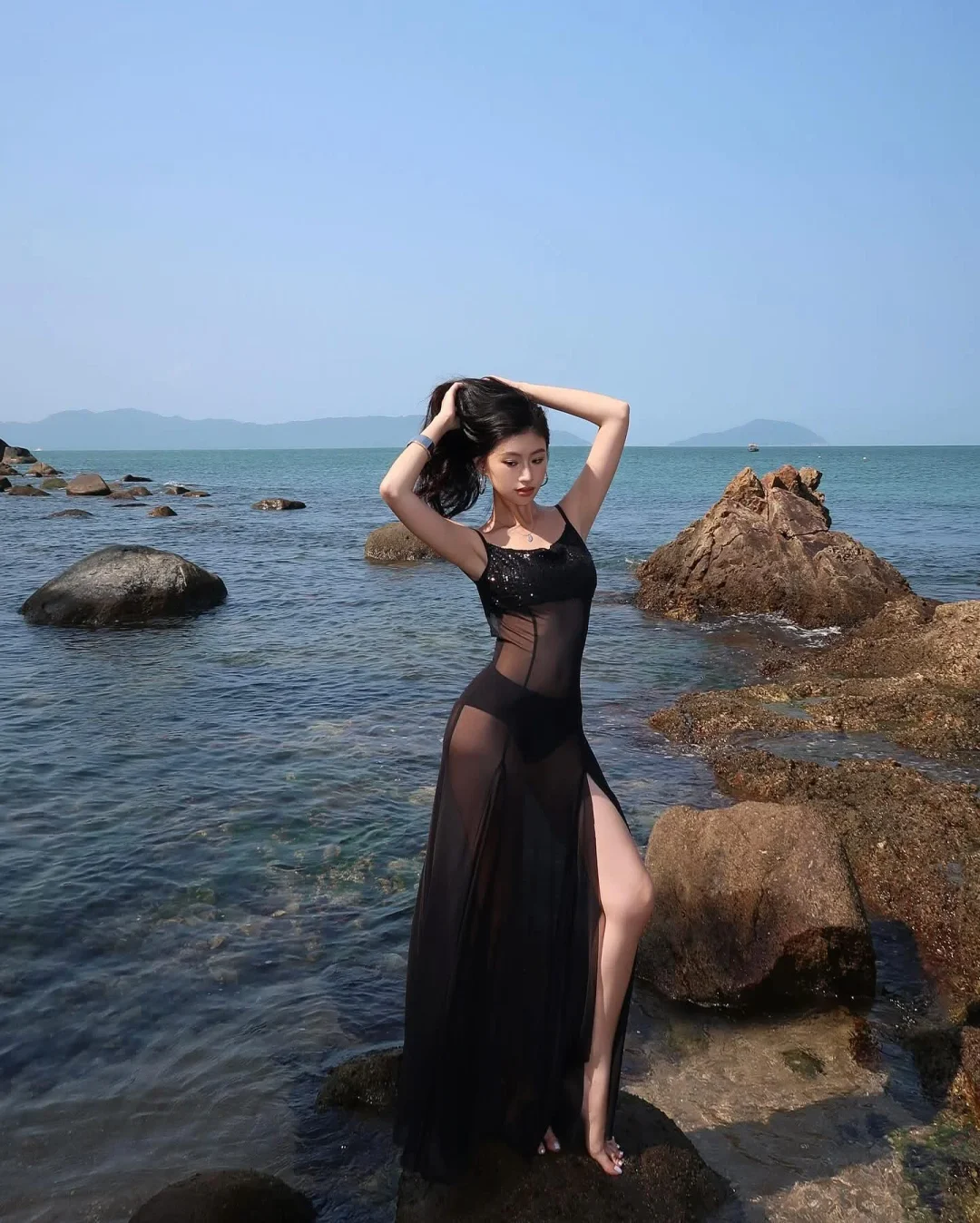 Ảnh 2 của Đầm sequin đen xẻ tà Iamcoco