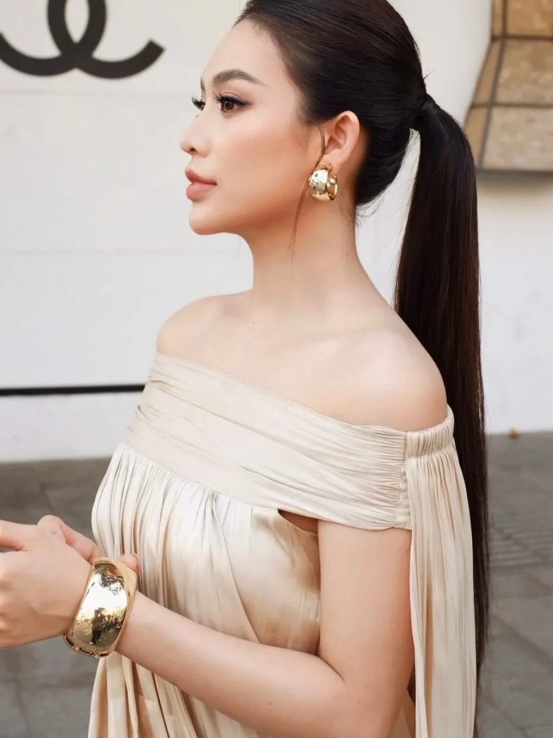 Ảnh 5 của Váy mini trễ vai kim tuyến vàng champagne