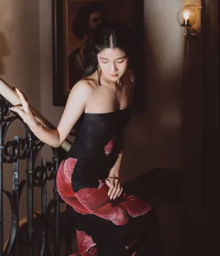 Photo 3 of Váy cúp ngực nhung in hoa đỏ Alexis