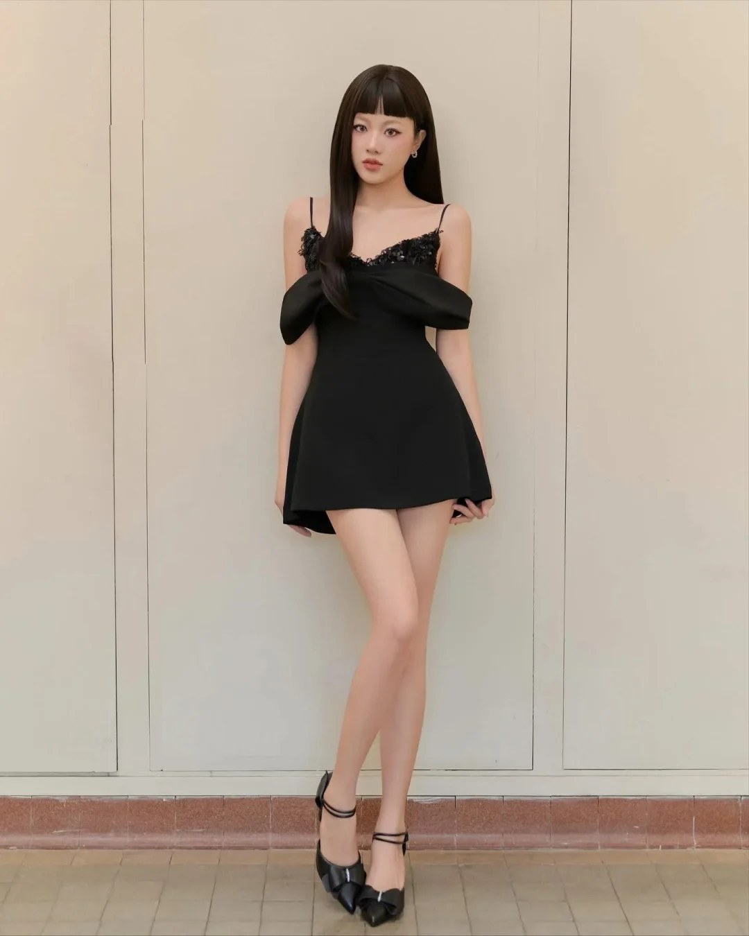 Photo 3 of Váy ngắn đen hở vai nơ lớn nữ