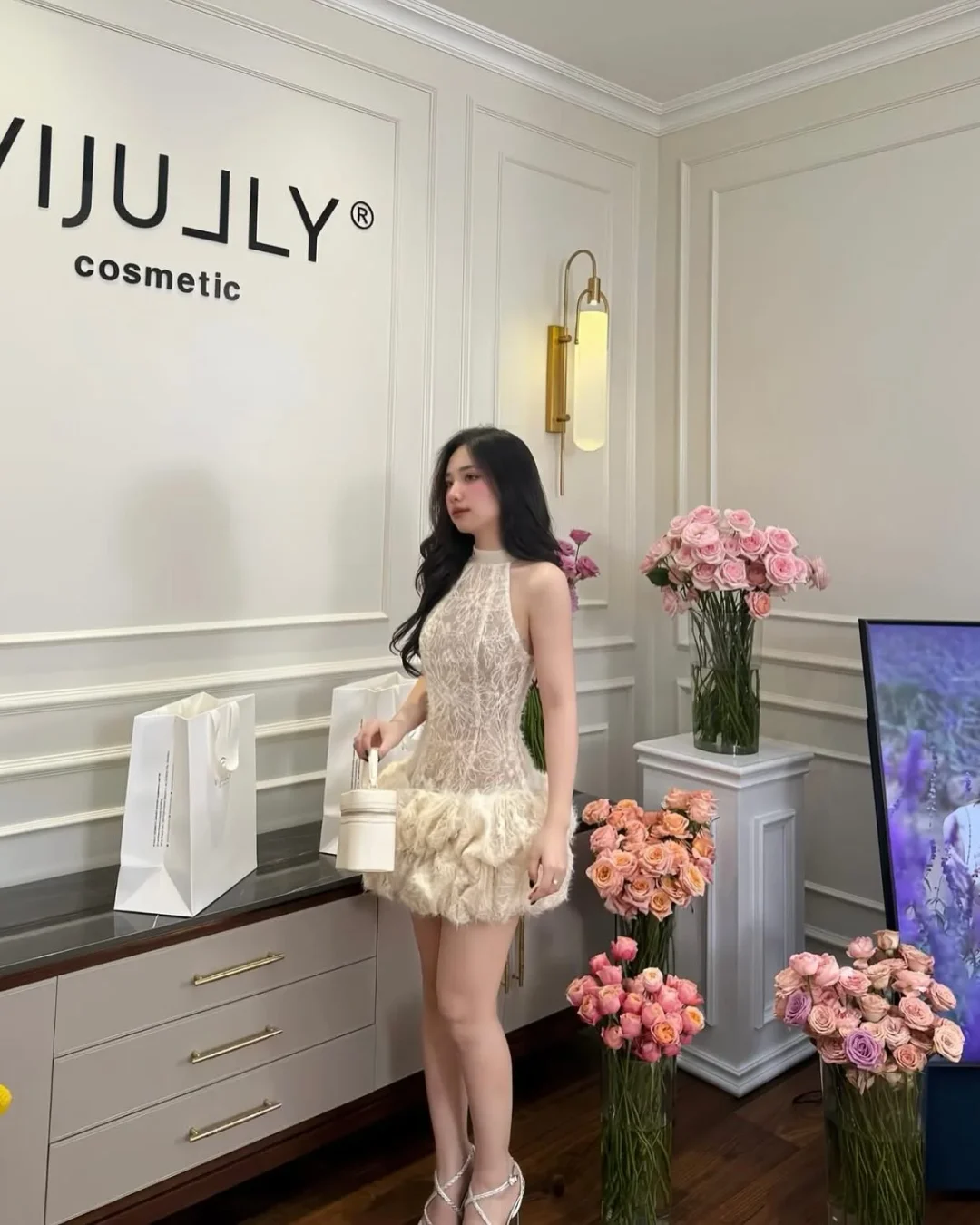 Photo 1 of Đầm ren mini lông vũ kem Ononmade