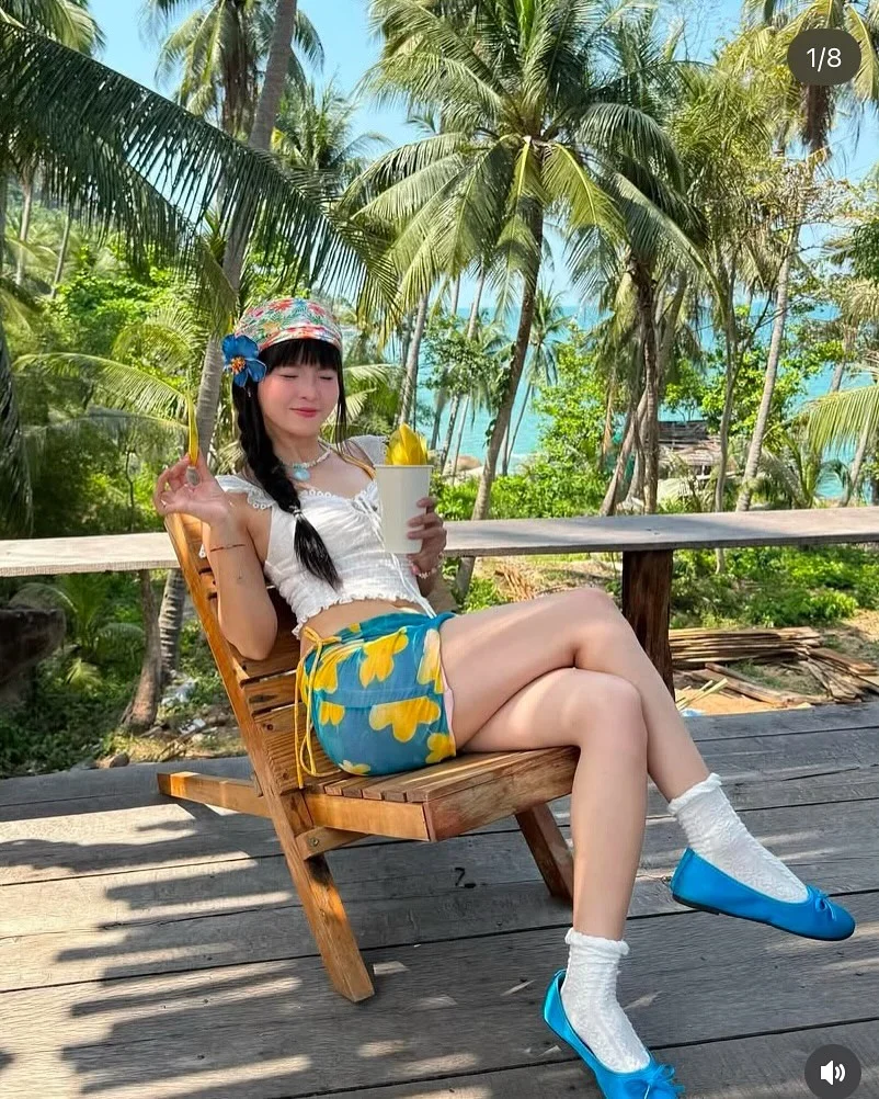 Ảnh 2 của Set croptop ren trắng chân váy hoa nữ