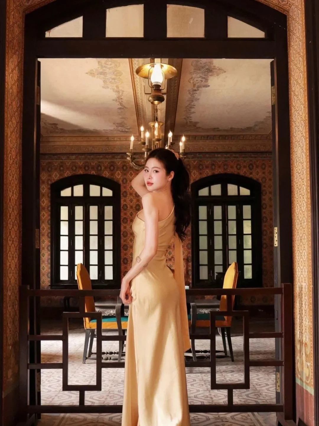 Ảnh 4 của Váy dạ hội lụa vàng lệch vai nữ