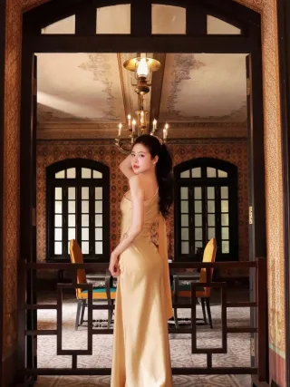 Ảnh 4 của Váy dạ hội lụa vàng lệch vai nữ