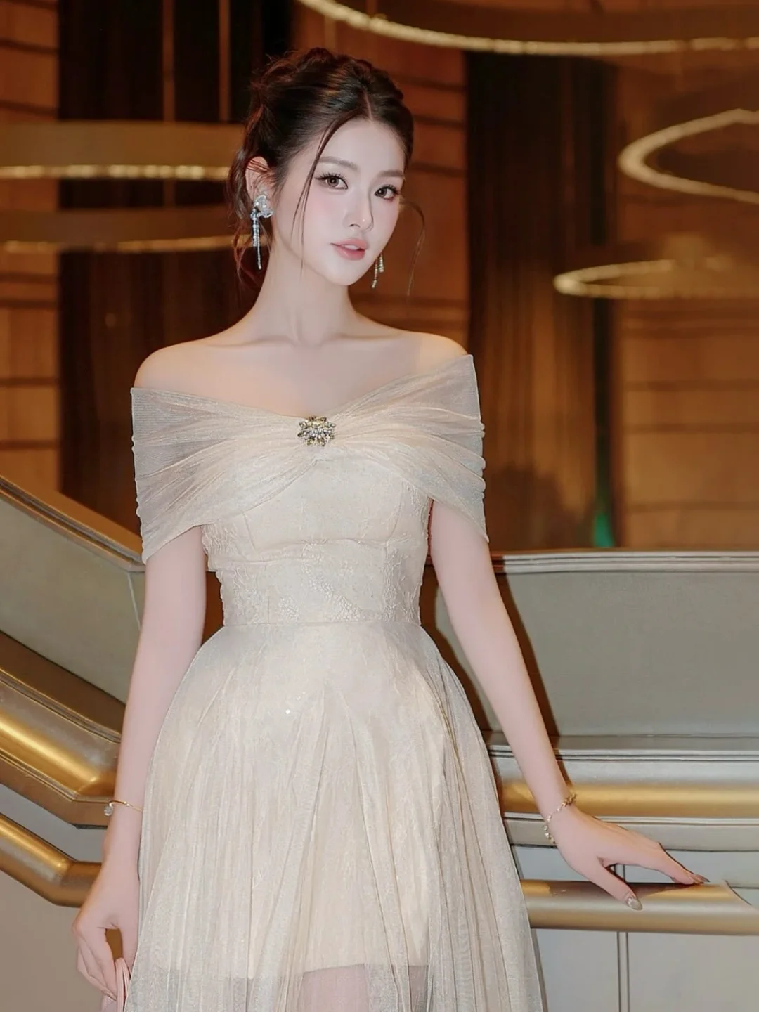 Photo 5 of Váy dạ hội voan kem trễ vai nữ
