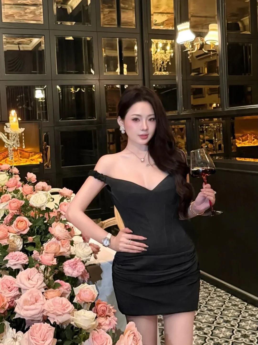 Photo 1 of Đầm mini trễ vai đen Ononmade size M