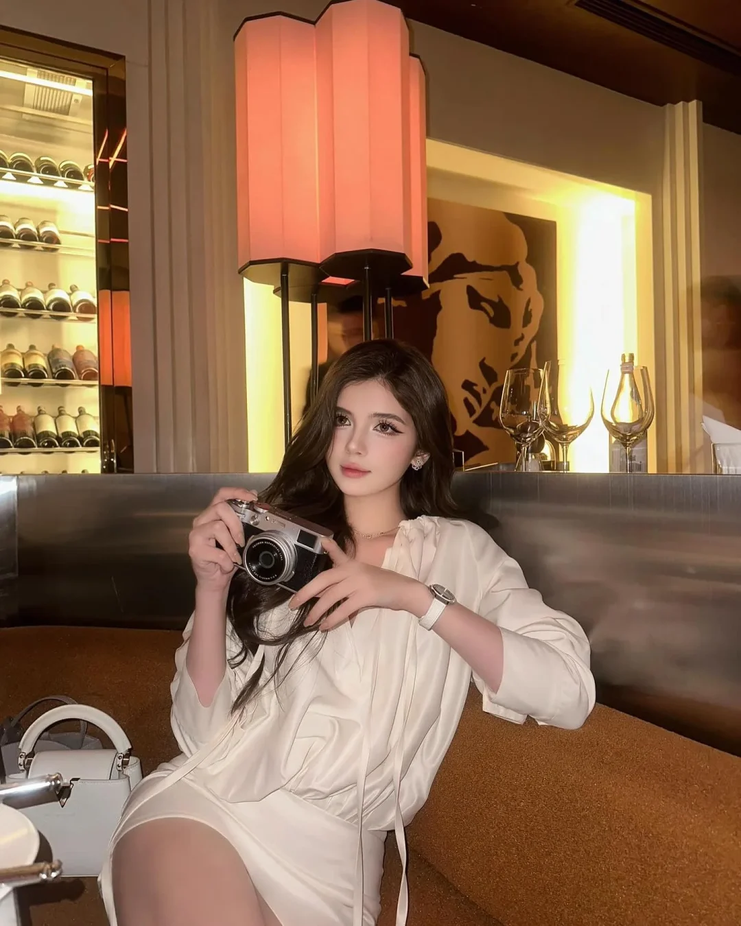 Photo 3 of Váy satin trắng kem có mũ Monico