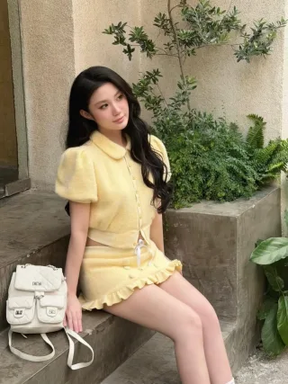 Photo 1 of Set croptop chân váy lông vàng Letitia