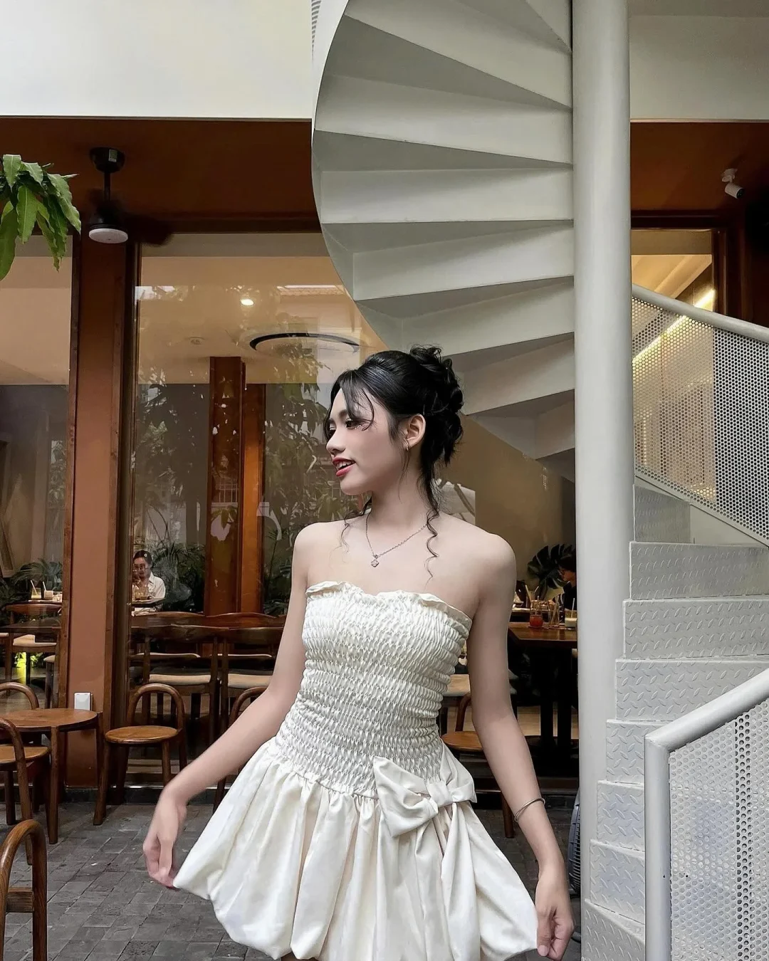 Ảnh 1 của Đầm trắng cúp ngực nơ eo satin nữ