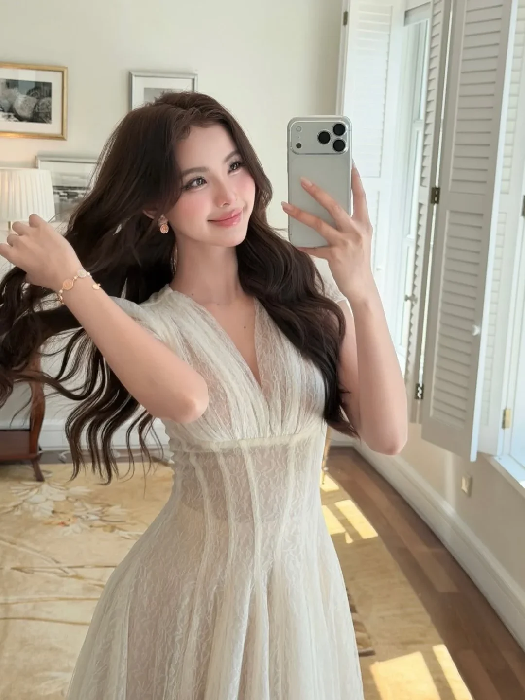 Photo 1 of Váy ren trắng vintage cổ V maxi