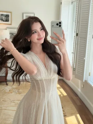 Photo 1 of Váy ren trắng vintage cổ V maxi