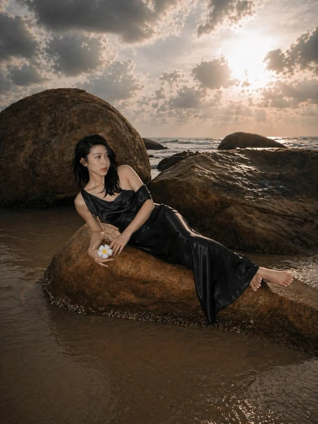 Photo 2 of Đầm lụa đen dài quây ngực nữ