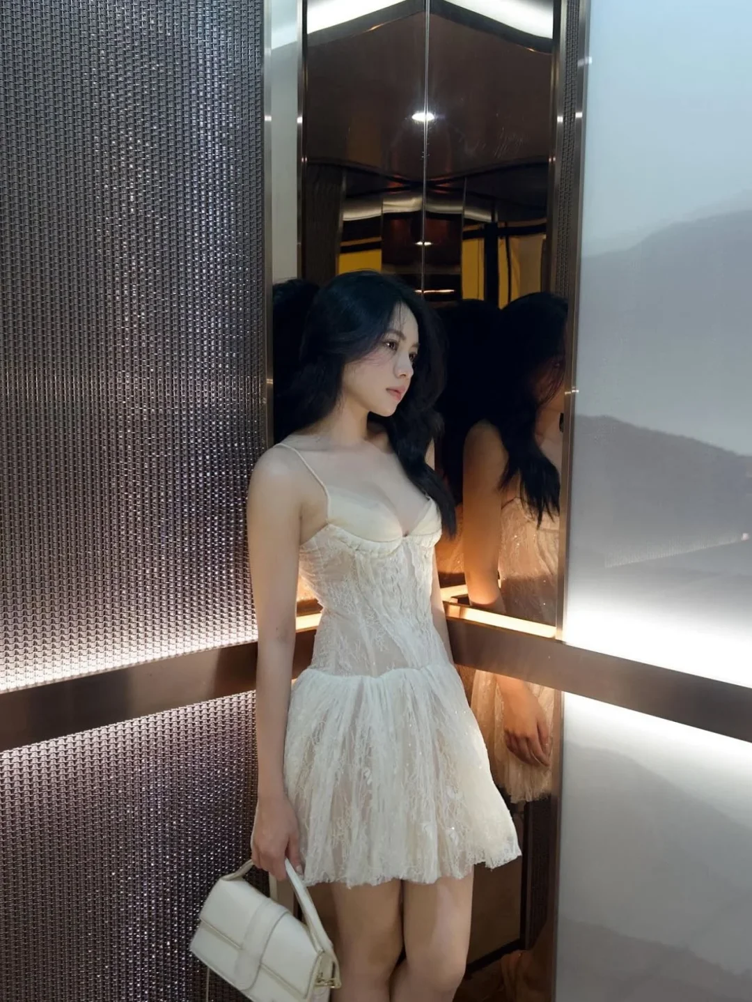 Photo 3 of Váy ren lấp lánh ngắn Ononmade size S