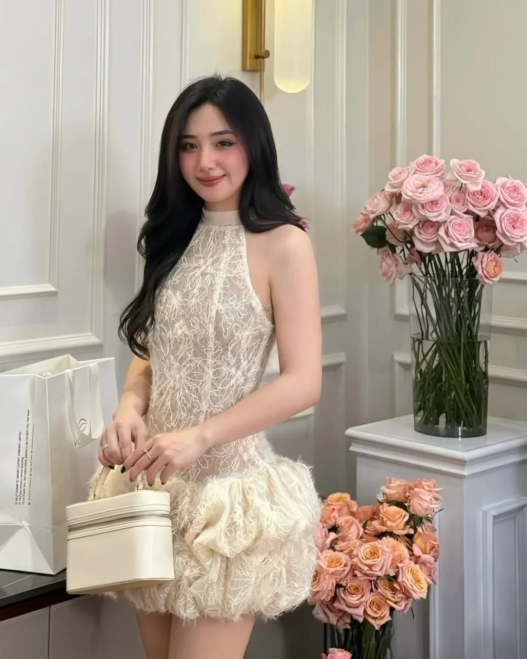 Photo 2 of Đầm ren mini lông vũ kem Ononmade