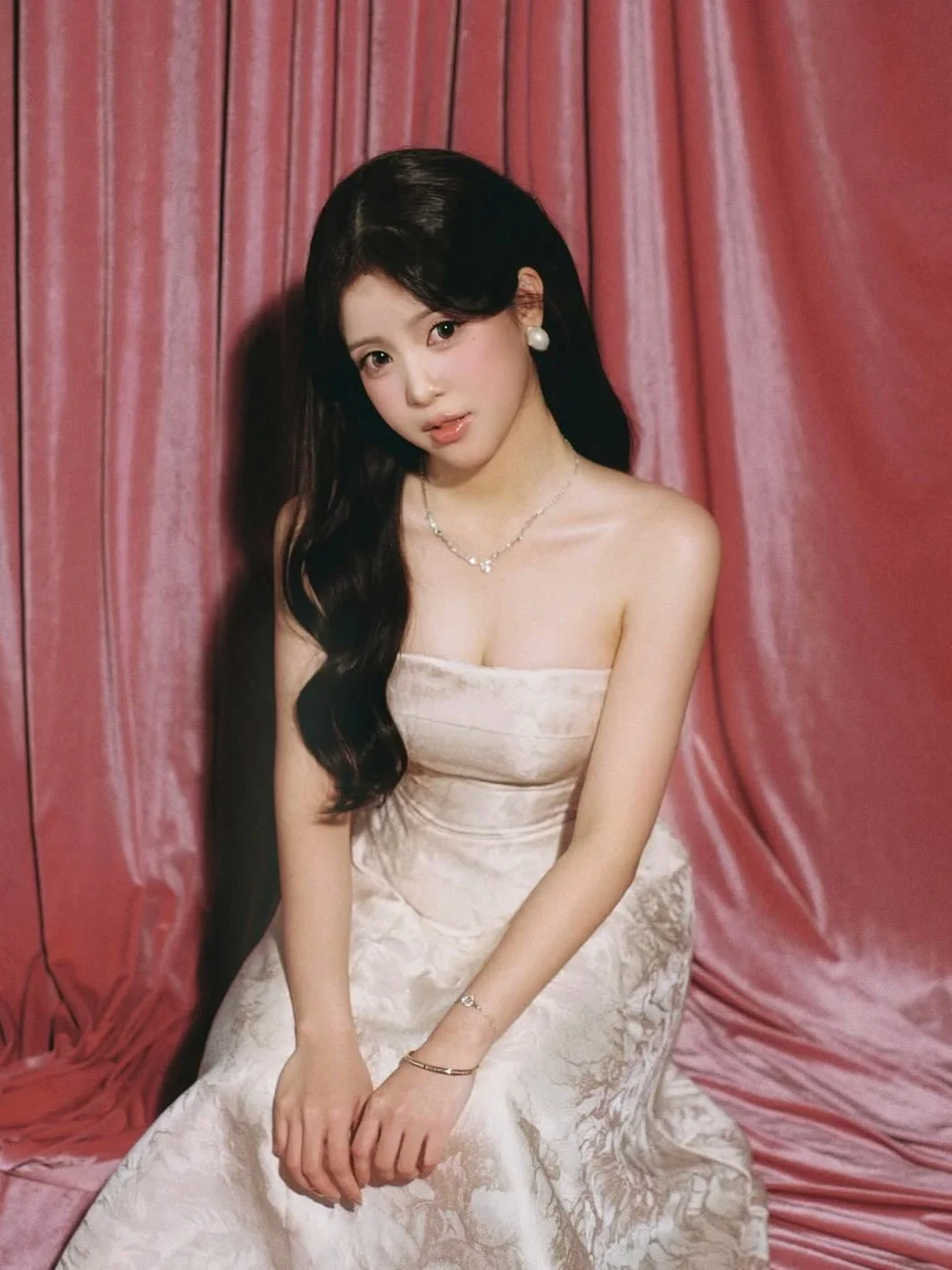 Photo 2 of Đầm dạ hội strapless satin kem Fini8