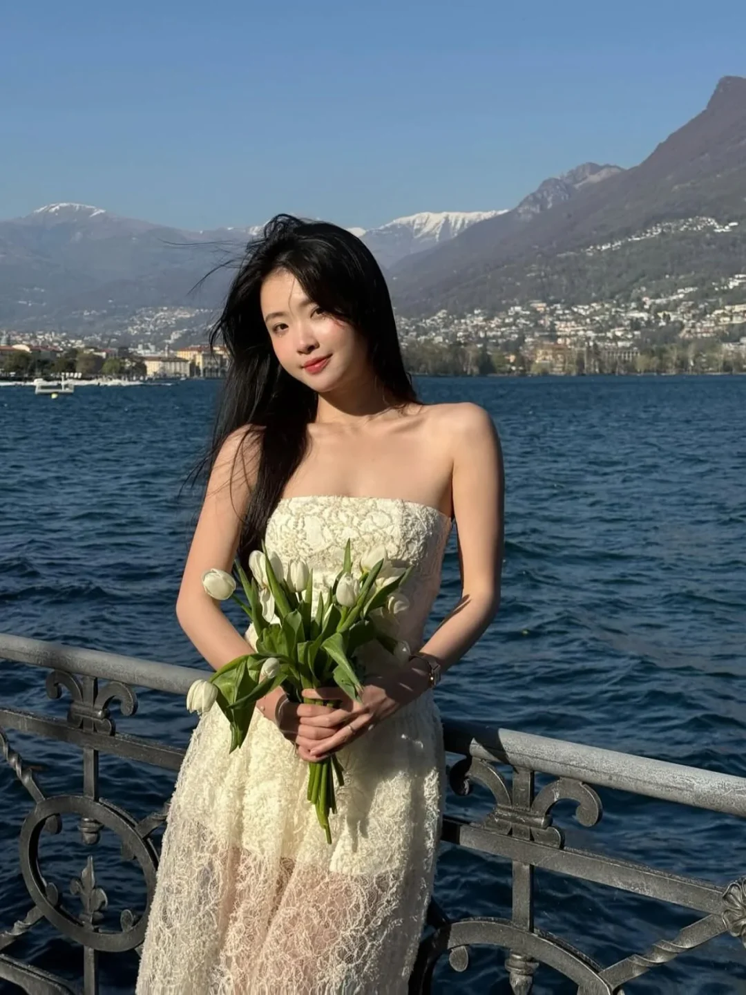 Ảnh 1 của Váy ren strapless dài màu kem