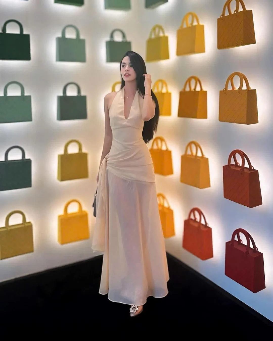 Photo 1 of Váy dài lụa be halter NAN size M