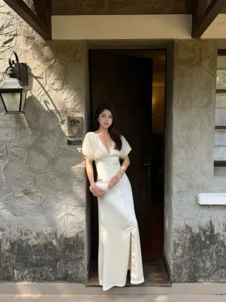 Photo 1 of Đầm dạ hội satin trắng Enka tay phồng