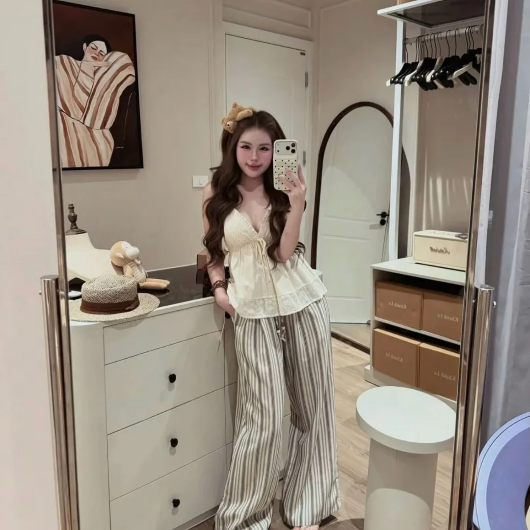 Photo 2 of Áo hai dây thêu hoa trắng be nữ