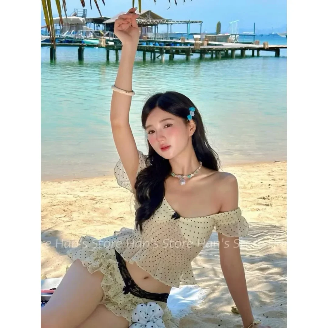 Photo 1 of Set đồ chấm bi kem hai mảnh nữ