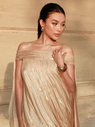Ảnh 3 của Váy mini trễ vai kim tuyến vàng champagne