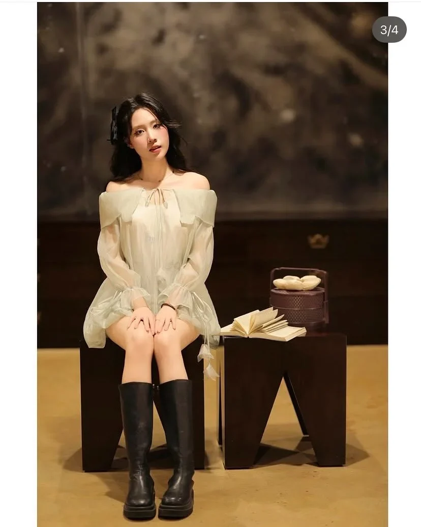 Photo 2 of Áo blouse trễ vai voan kem nhạt nữ