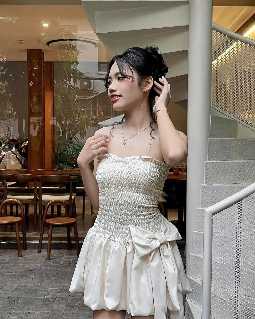 Ảnh 4 của Đầm trắng cúp ngực nơ eo satin nữ