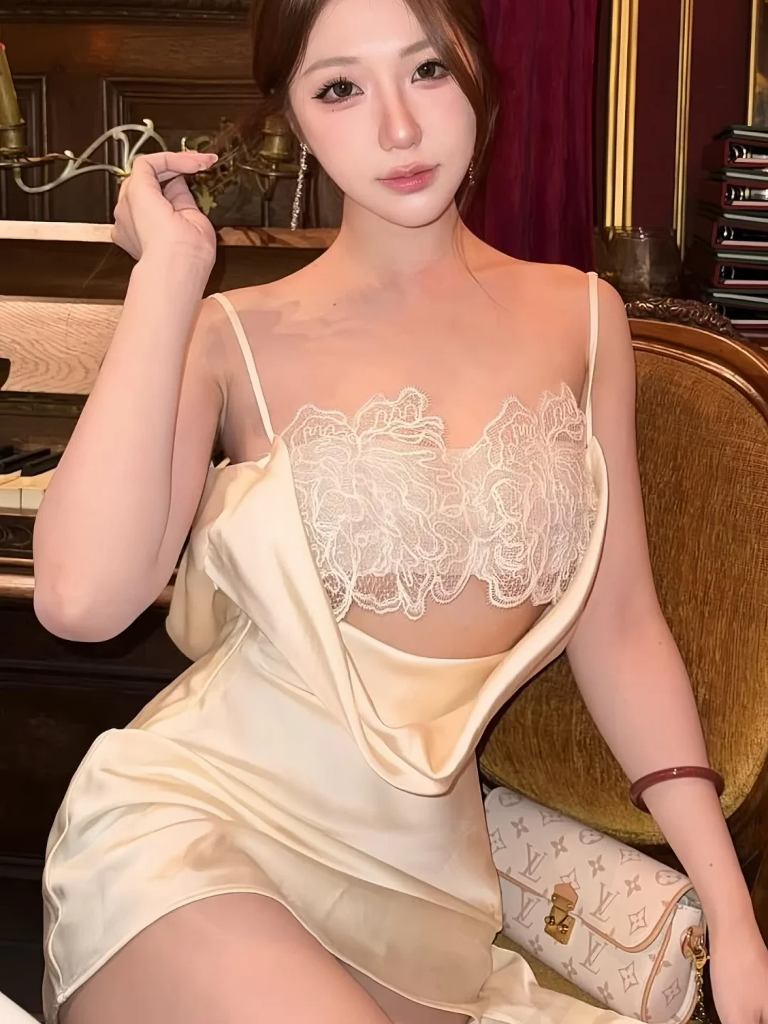 Photo 1 of Váy satin ren hai dây kem Kaiiros size S