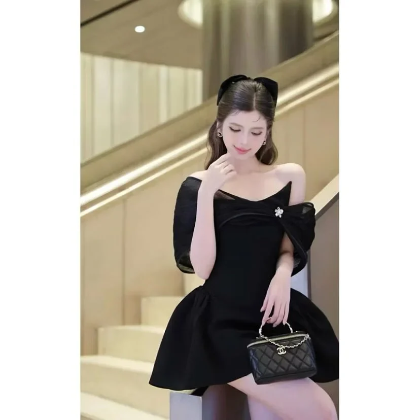 Photo 3 of Đầm đen trễ vai voan xếp nếp nữ